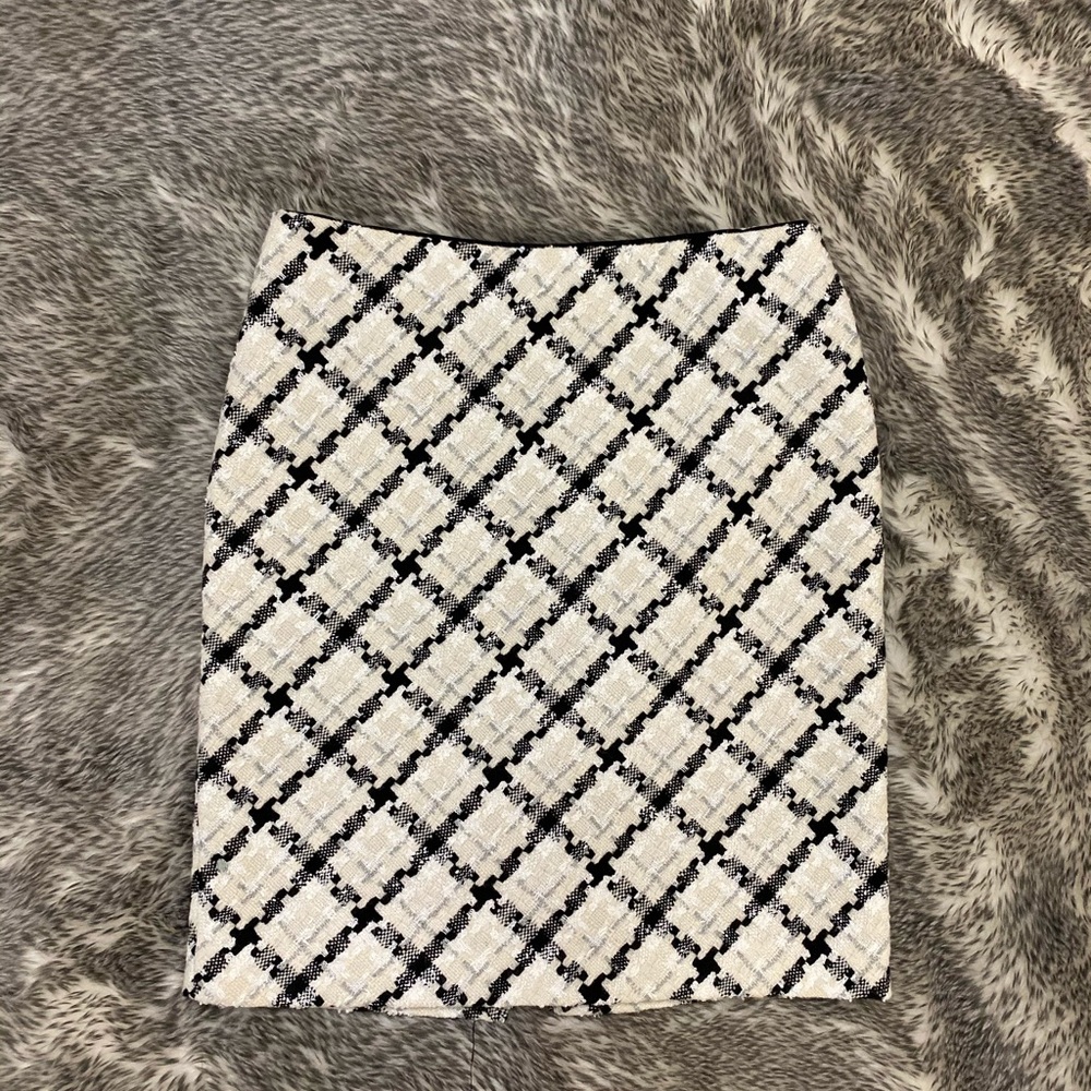 ⚪️⚫️WHBM Boucle on trend Plaid Pencil Skirt